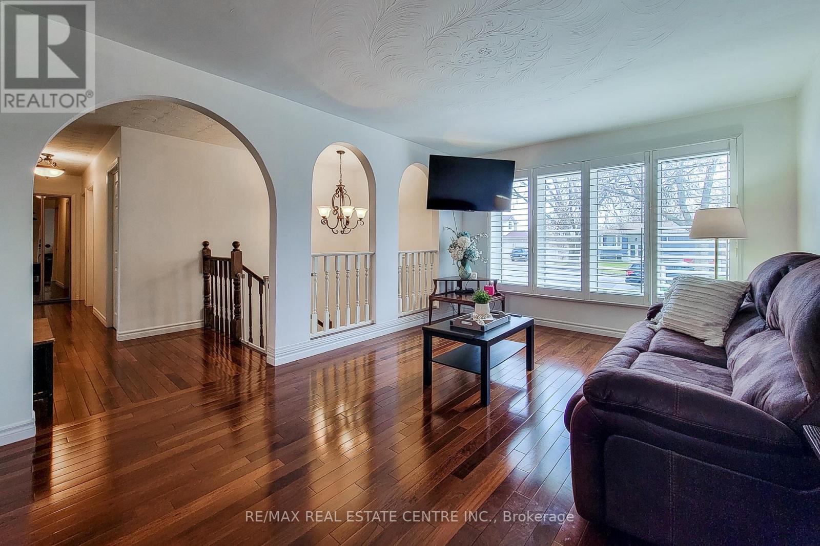 2 Ashwood Court, Hamilton, Ontario  L8E 3E1 - Photo 7 - X12917408