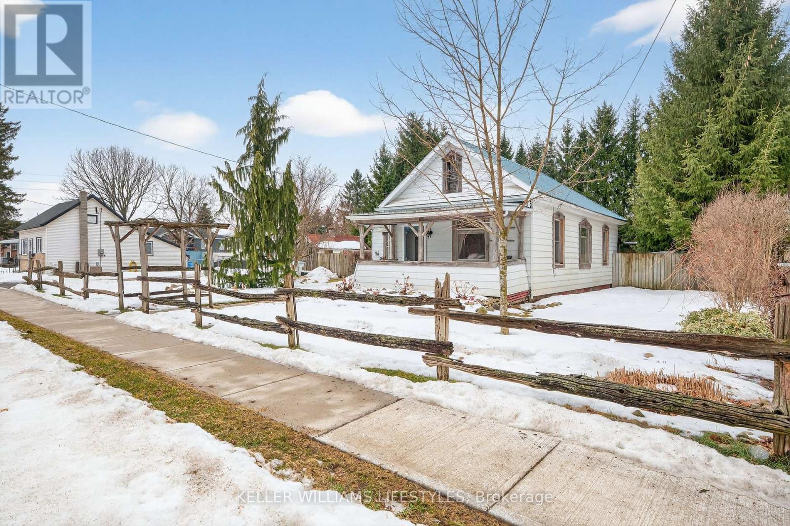 26 Arthur Street, Strathroy-Caradoc, Ontario  N7G 2H1 - Photo 2 - X12824388