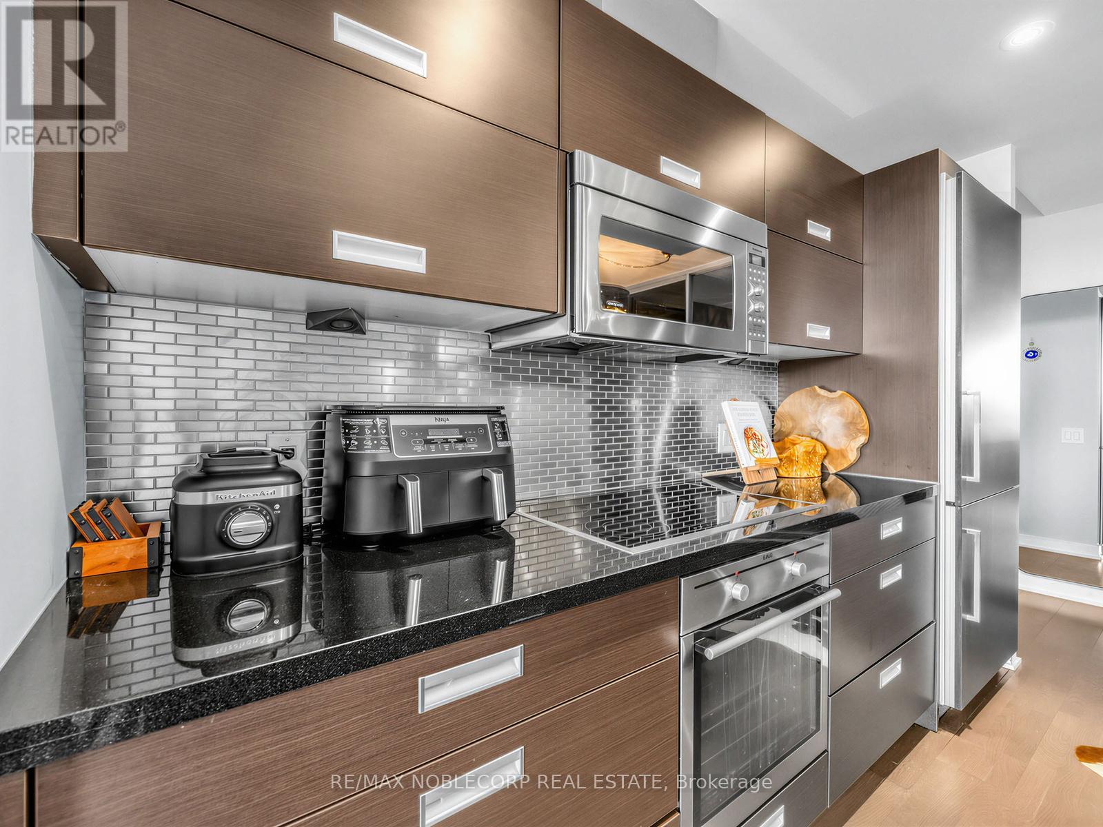 2212 - 88 Park Lawn Road, Toronto, Ontario  M8Y 0B5 - Photo 17 - W12917460