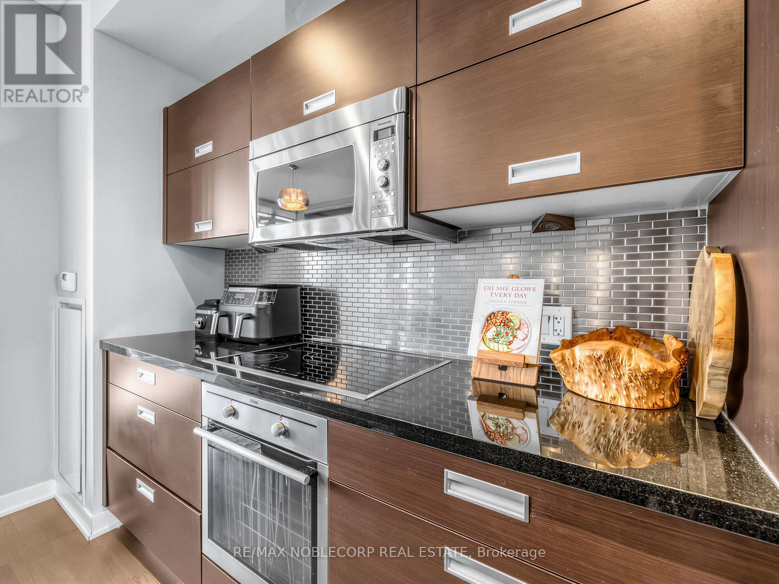 2212 - 88 Park Lawn Road, Toronto, Ontario  M8Y 0B5 - Photo 18 - W12917460