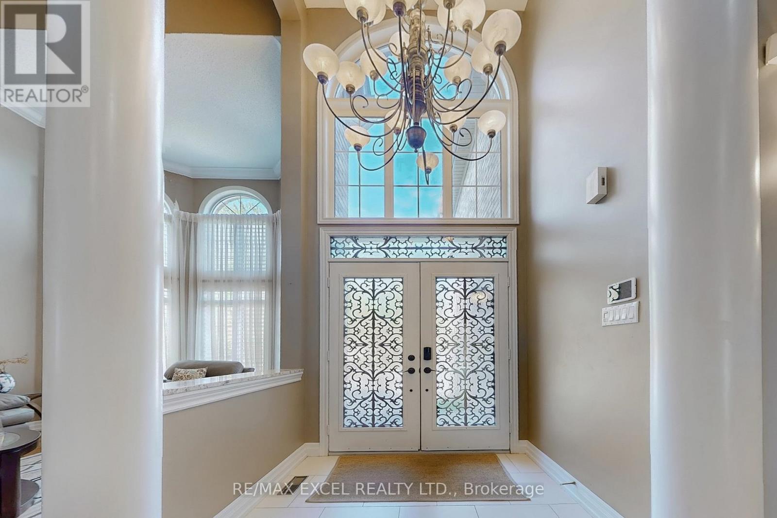 5368 Vail Court, Mississauga, Ontario  L5M 6G9 - Photo 3 - W12917462