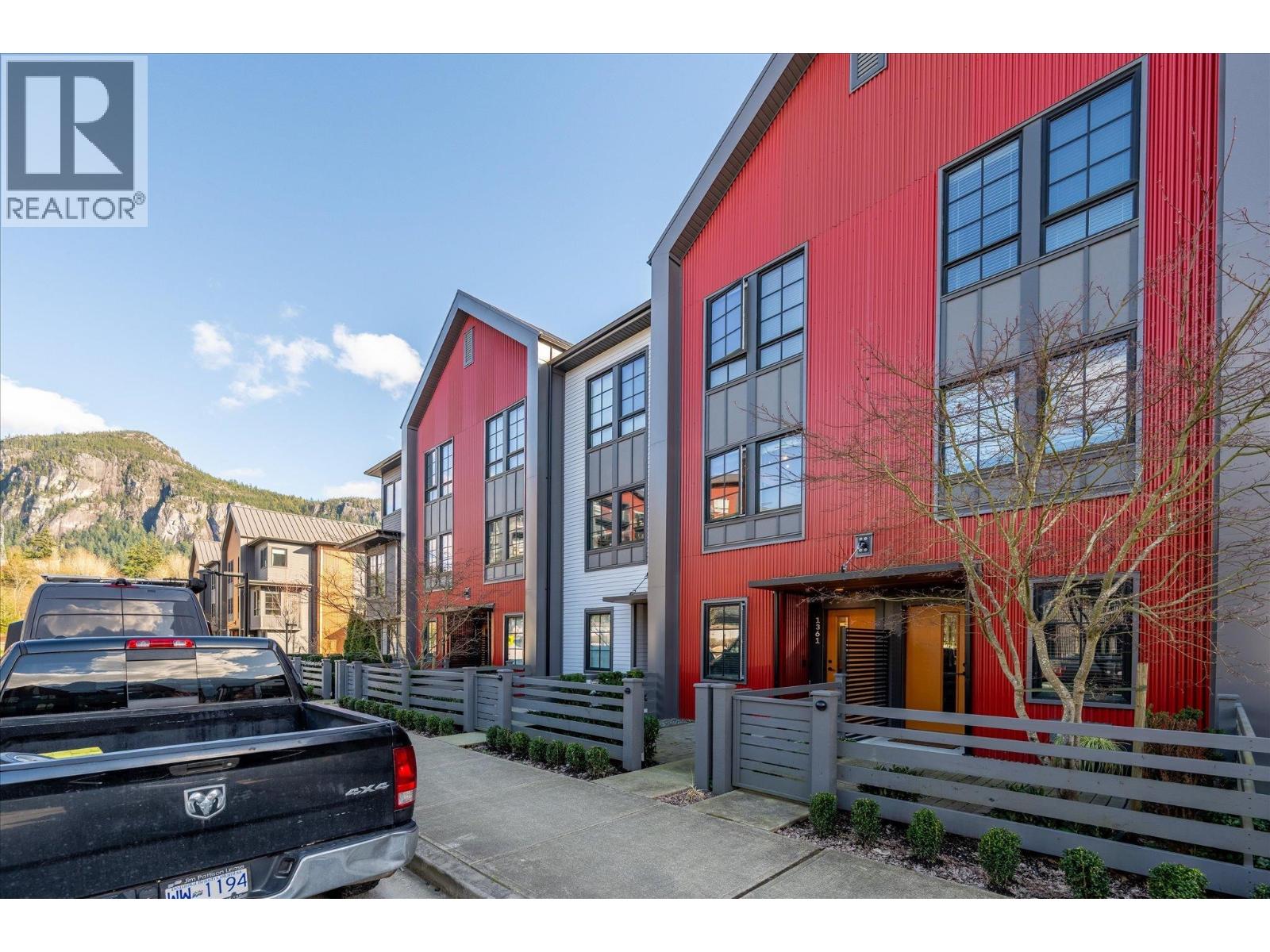 1361 Marinaside Place, Squamish, British Columbia  V8B 1A8 - Photo 3 - R3103211