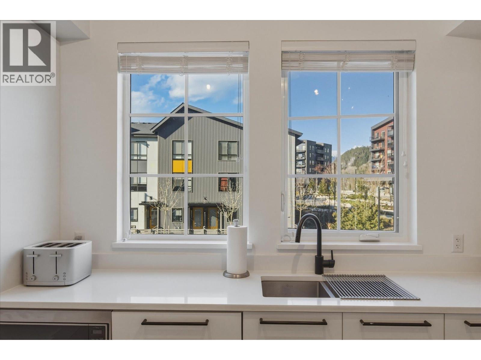 1361 Marinaside Place, Squamish, British Columbia  V8B 1A8 - Photo 6 - R3103211