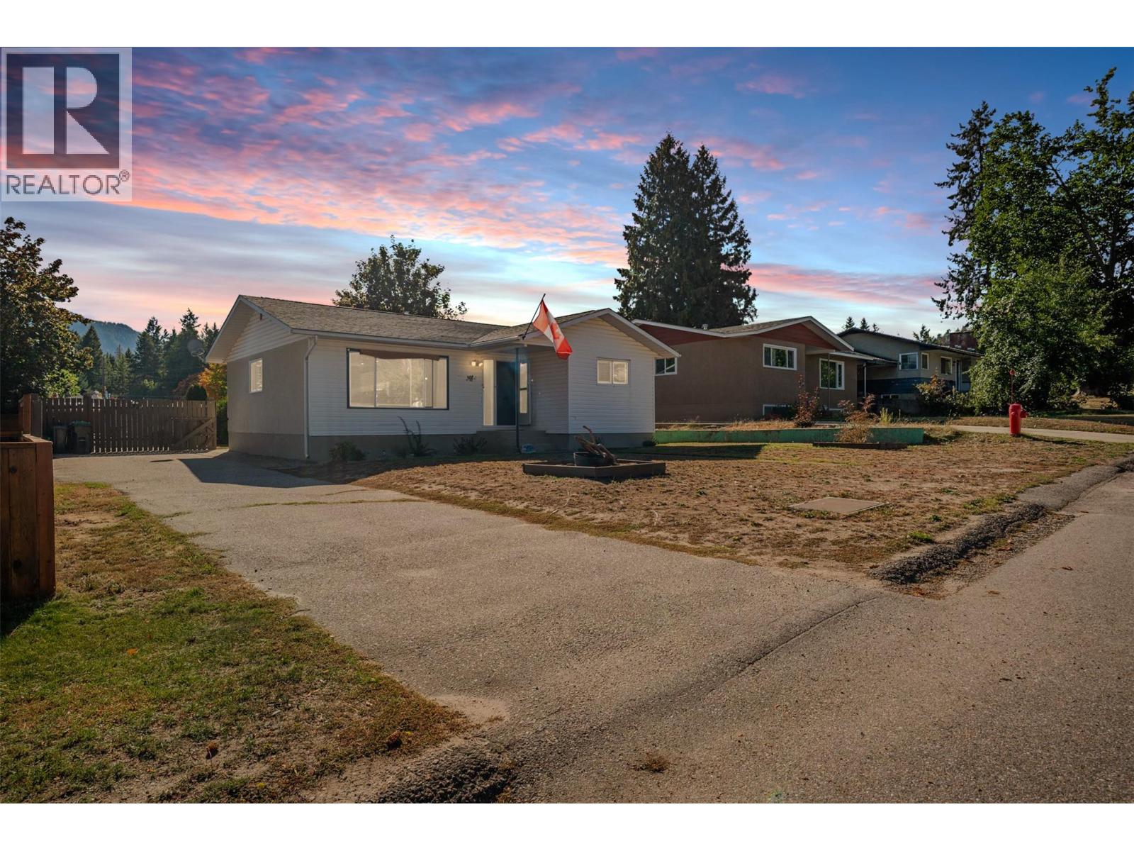 204 PINEWOOD Drive, Castlegar, British Columbia