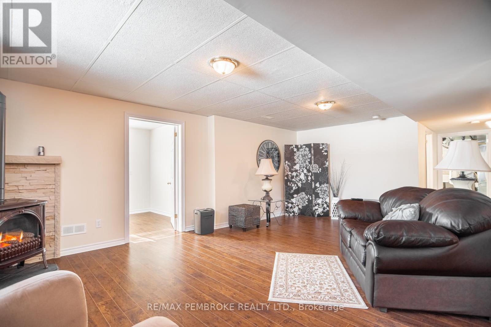 529 Angus Campbell Drive, Pembroke, Ontario  K8A 8K5 - Photo 32 - X12916090