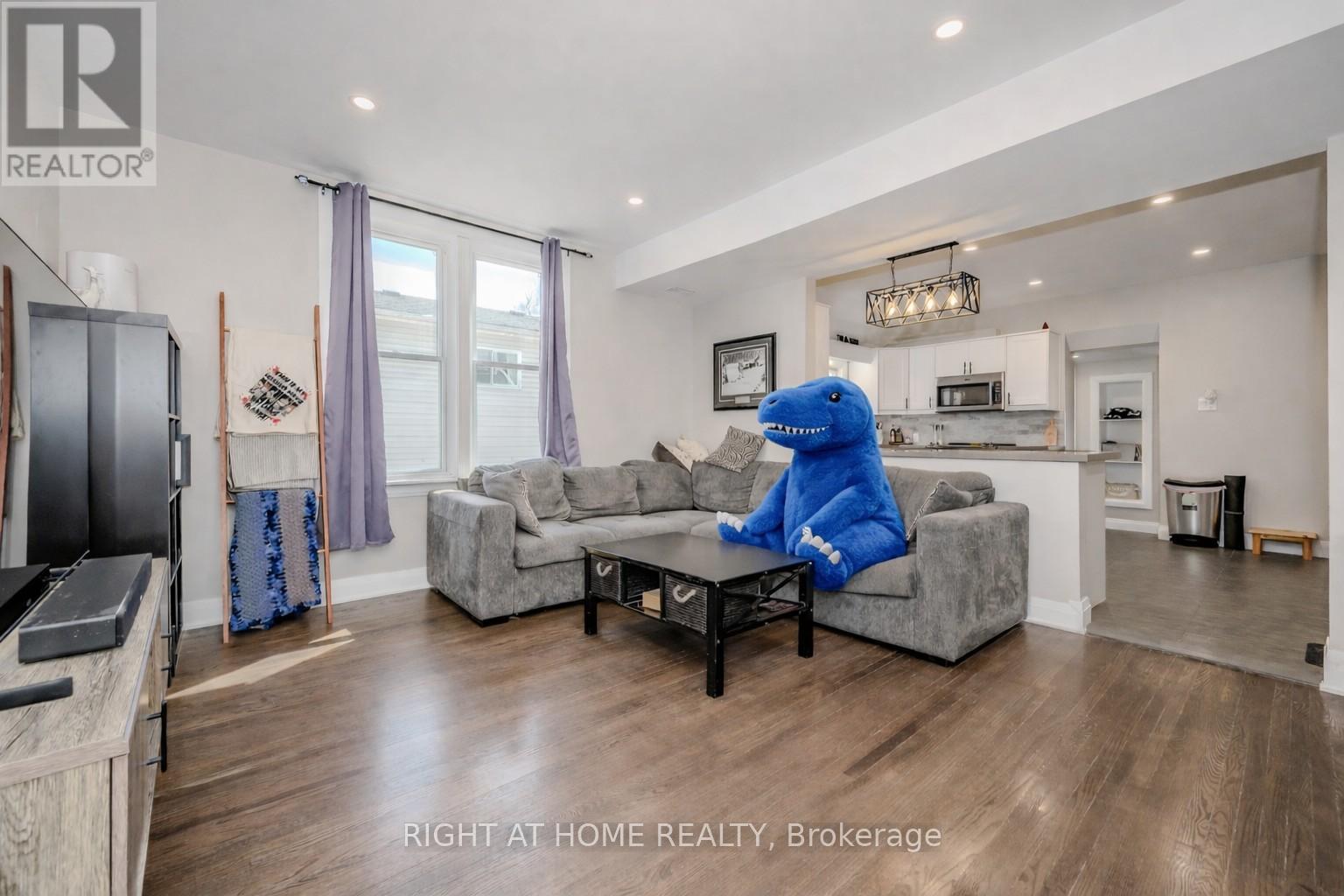 126 Poplar Avenue, Halton Hills, Ontario  L7J 2E2 - Photo 2 - W12865266