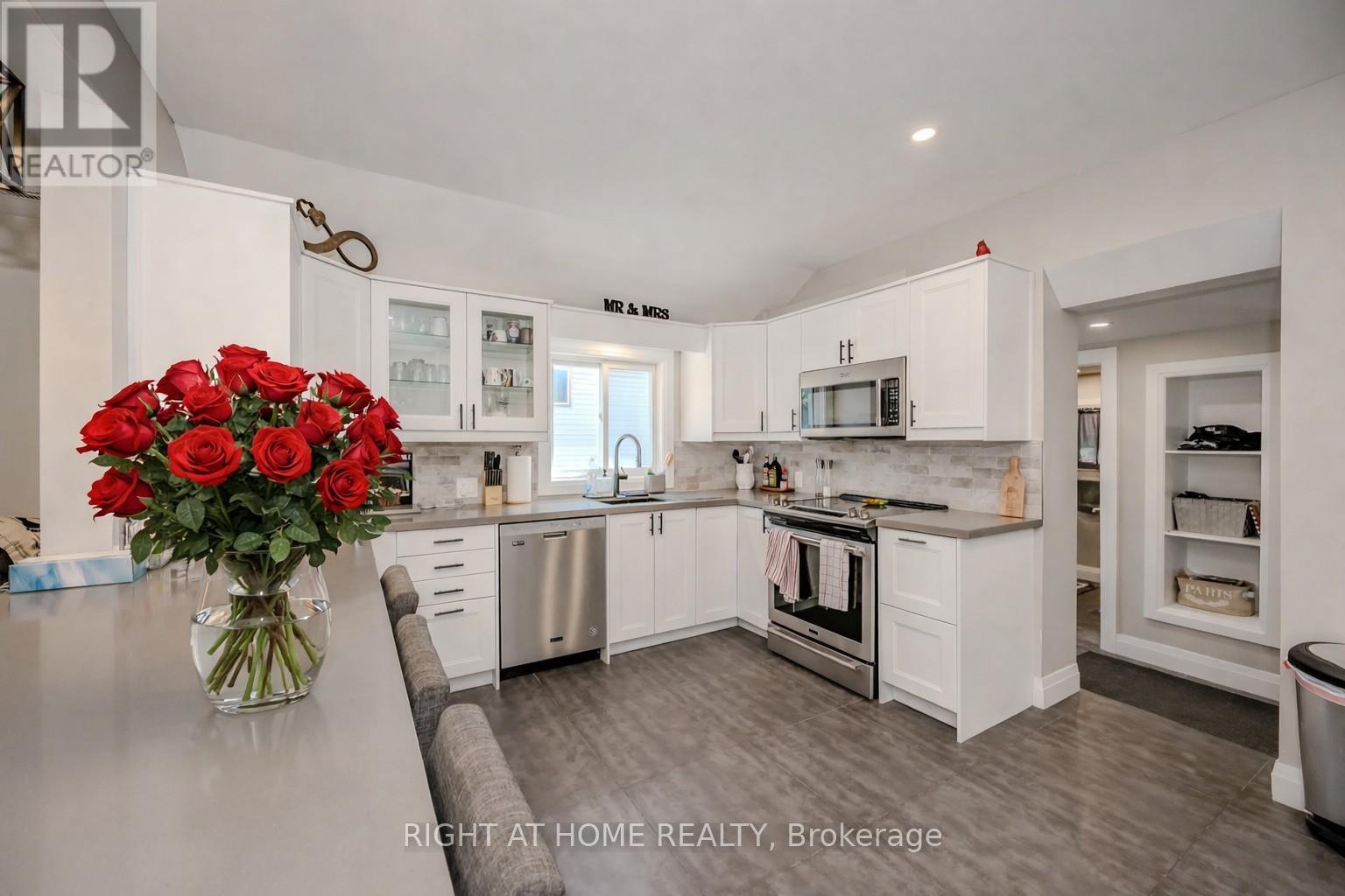 126 Poplar Avenue, Halton Hills, Ontario  L7J 2E2 - Photo 5 - W12865266