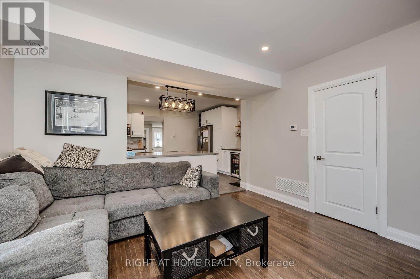 126 Poplar Avenue, Halton Hills, Ontario  L7J 2E2 - Photo 3 - W12865266