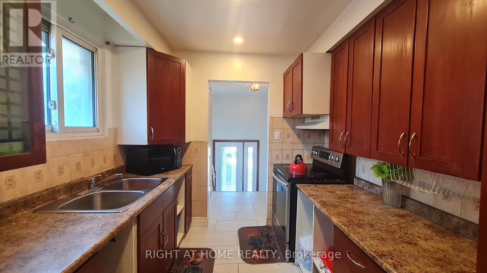 Upper - 55 Littleleaf Drive, Toronto, Ontario  M1B 1Y7 - Photo 11 - E12303936