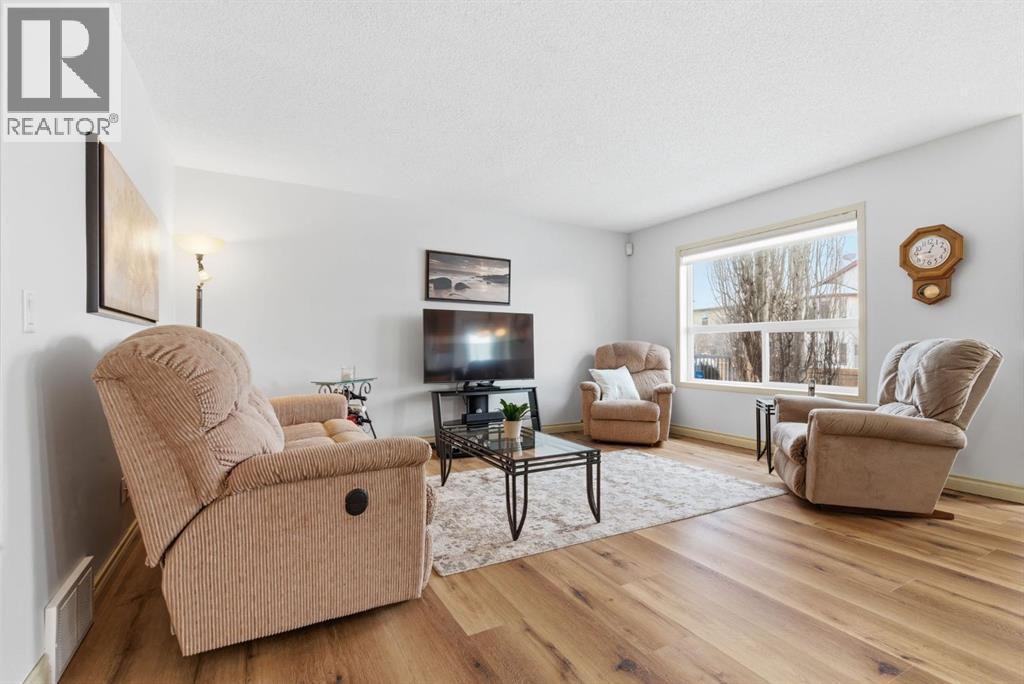 329 Douglas Ridge Circle SE, Calgary, Alberta  T2Z 3H5 - Photo 12 - A2292486