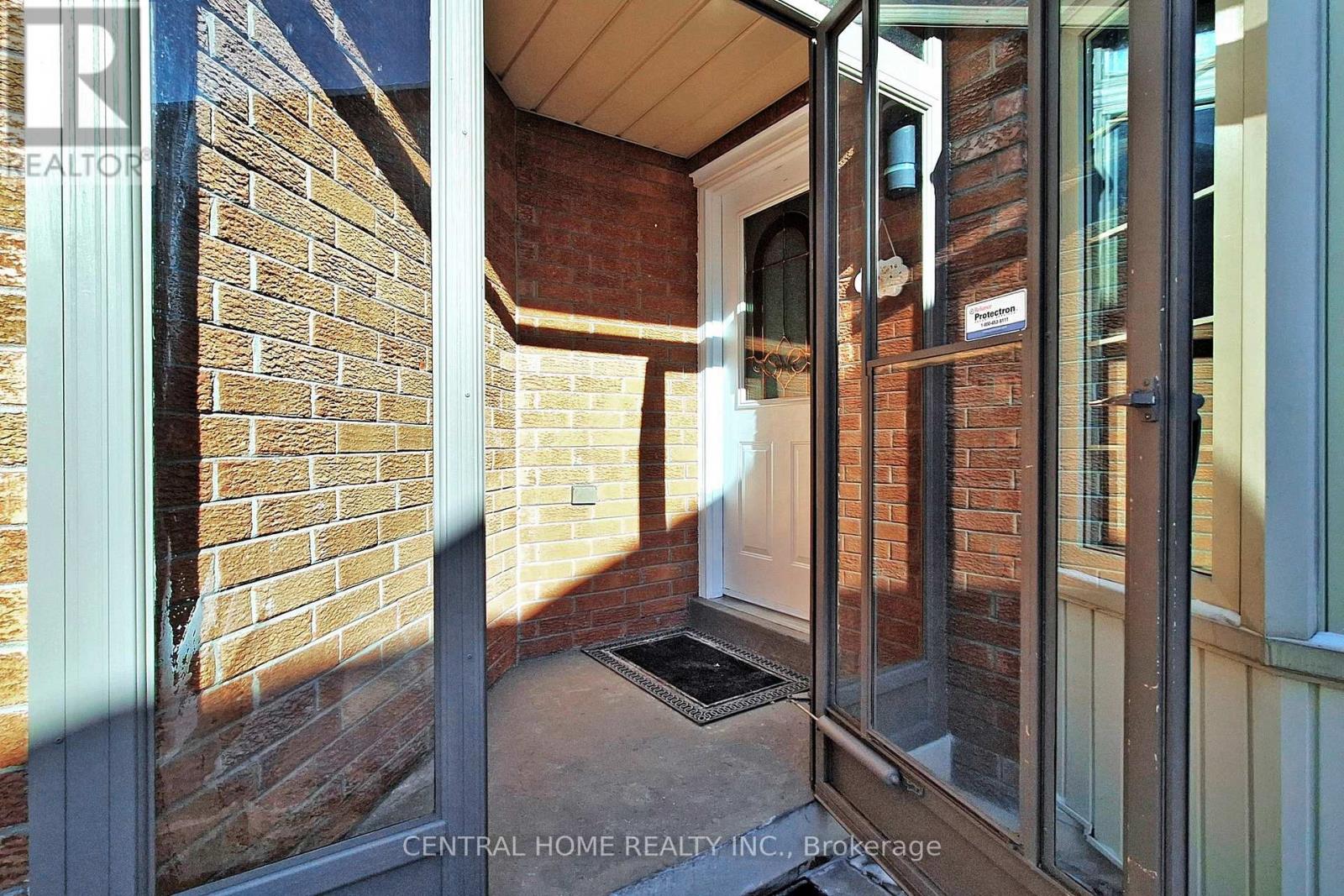 30 Moffat Crescent, Aurora, Ontario  L4G 4Z8 - Photo 2 - N12917500