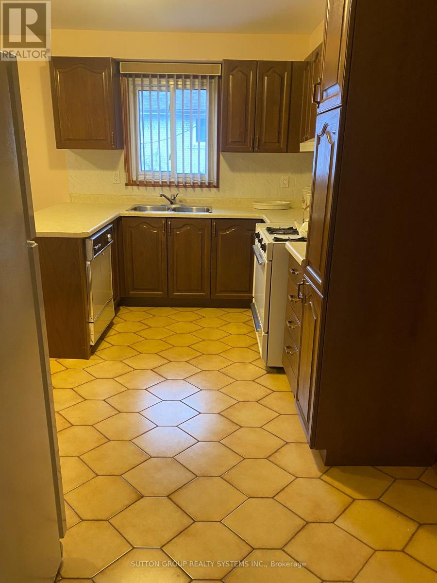 125 Sentinel Road, Toronto, Ontario  M3J 3G7 - Photo 6 - W12917532