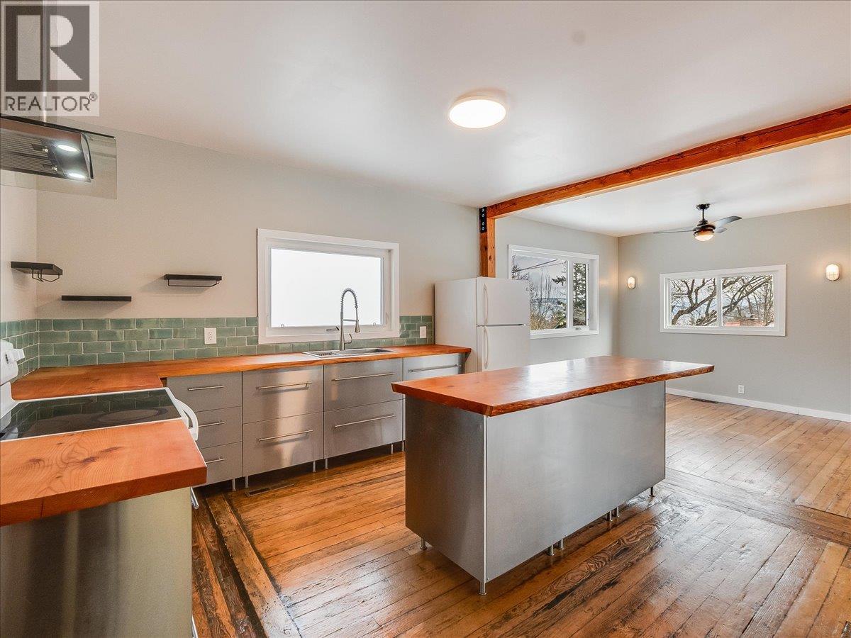 2043 Park Street, Rossland, British Columbia  V0G 1Y0 - Photo 2 - 10379188