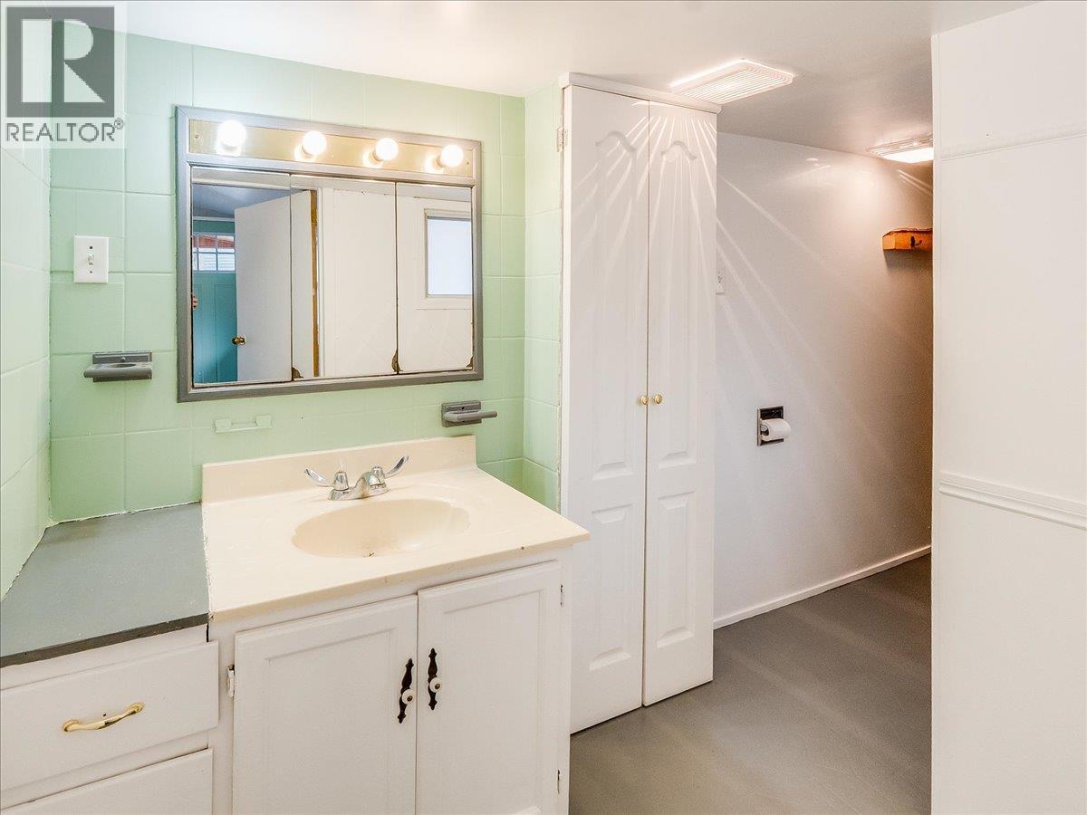 2043 Park Street, Rossland, British Columbia  V0G 1Y0 - Photo 37 - 10379188