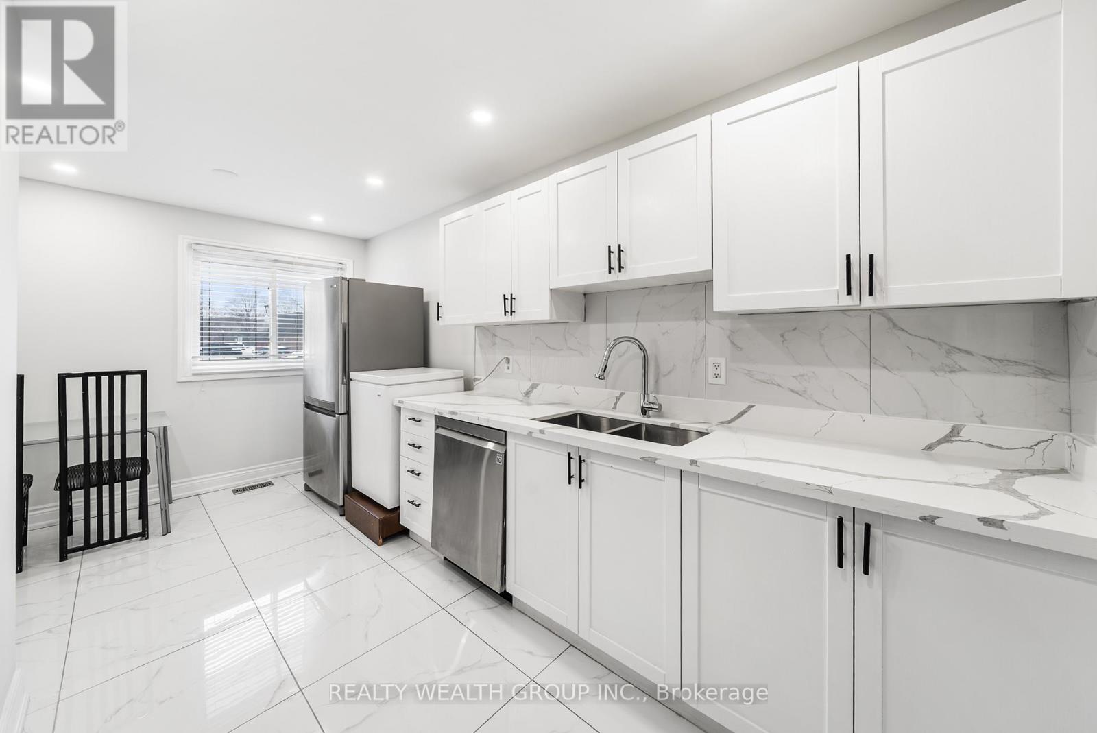 39 - 521 Timber Lane, Burlington, Ontario  L7L 4B1 - Photo 8 - W12917560