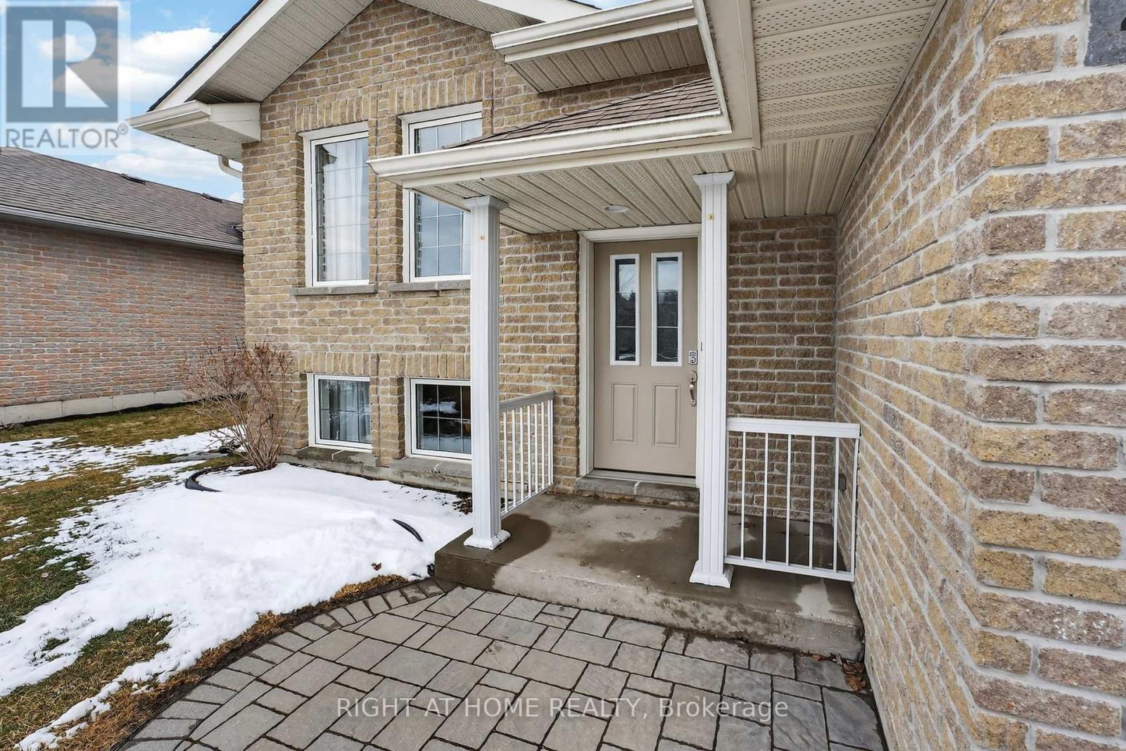 48 Freedom Crescent, Quinte West, Ontario  K8V 0C2 - Photo 2 - X12917536