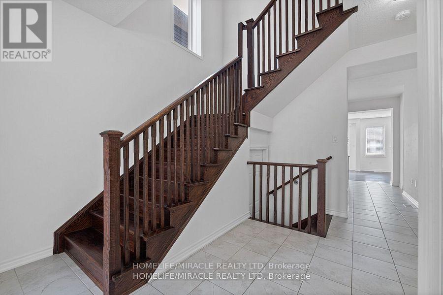 569 Fir Court, Milton, Ontario  L9E 1M5 - Photo 2 - W12917644