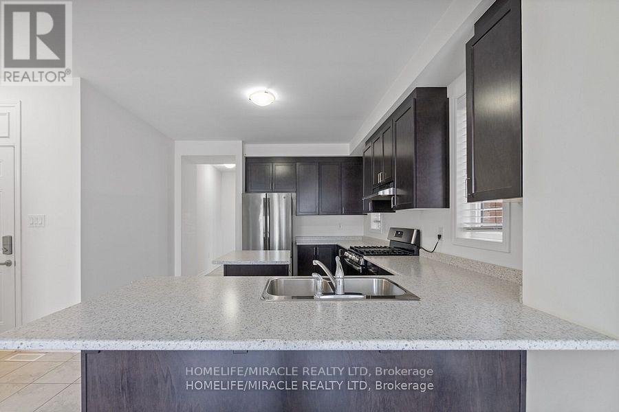 569 Fir Court, Milton, Ontario  L9E 1M5 - Photo 4 - W12917644