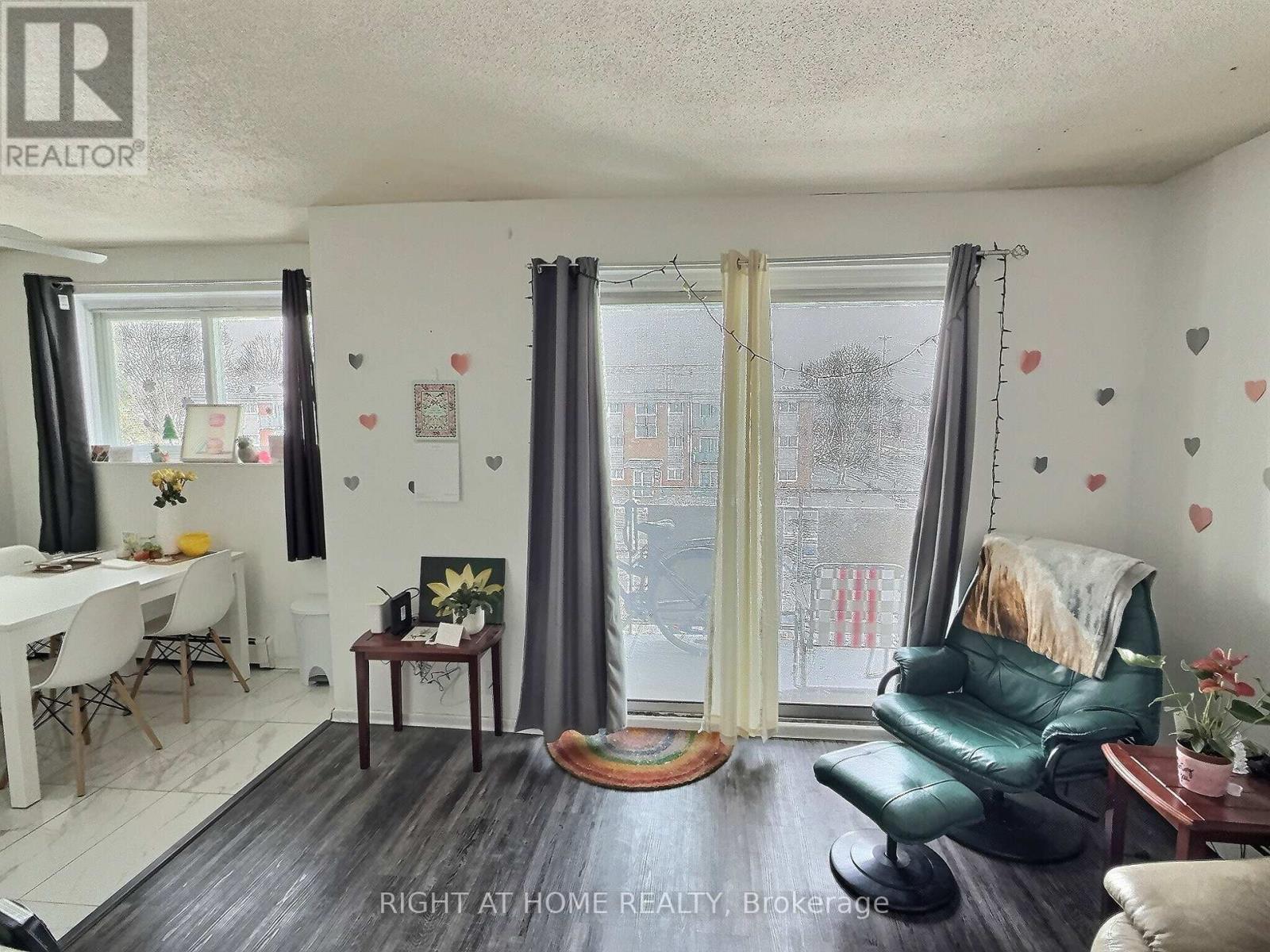 10 - 525 Parkside Dr Drive, Waterloo, Ontario  N2L 4X7 - Photo 4 - X12917626