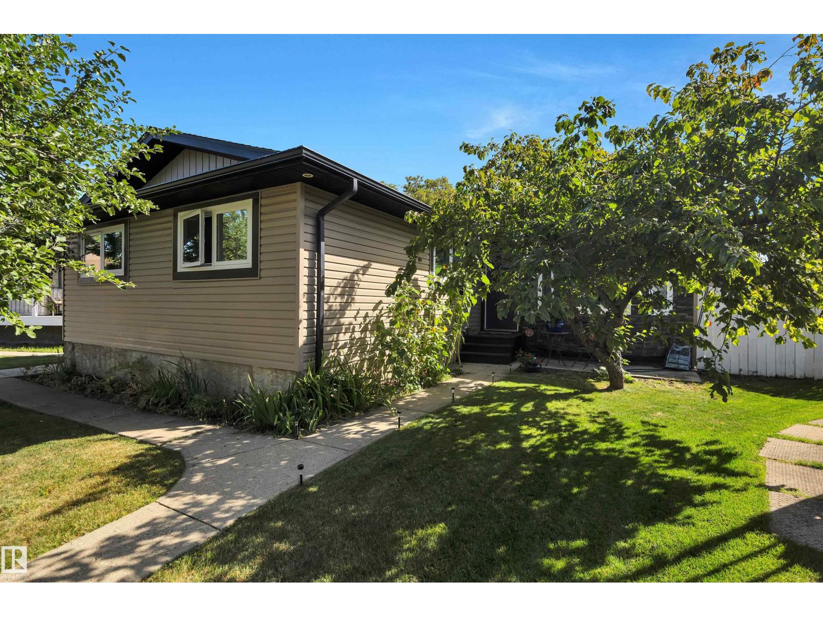 1939 68 St Nw Nw, Edmonton, Alberta  T6K 2J1 - Photo 2 - E4478909