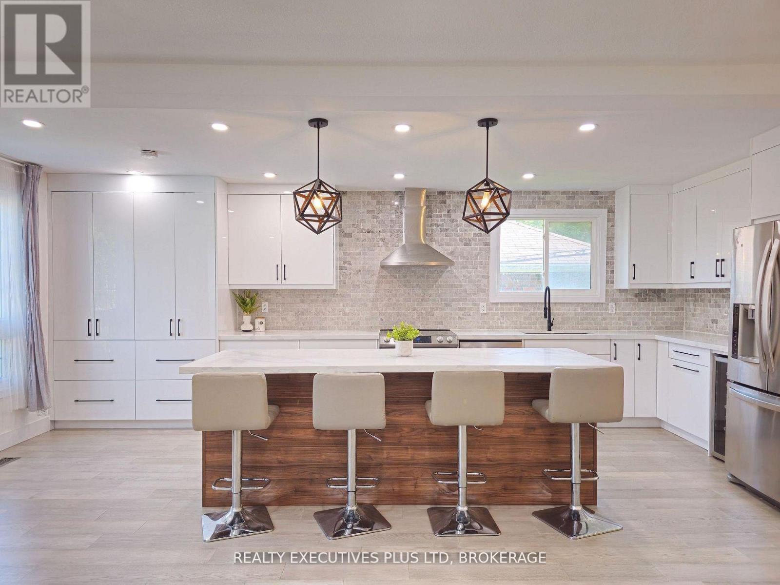 99 Carlton Avenue, Welland, Ontario  L3C 1R2 - Photo 2 - X12882810