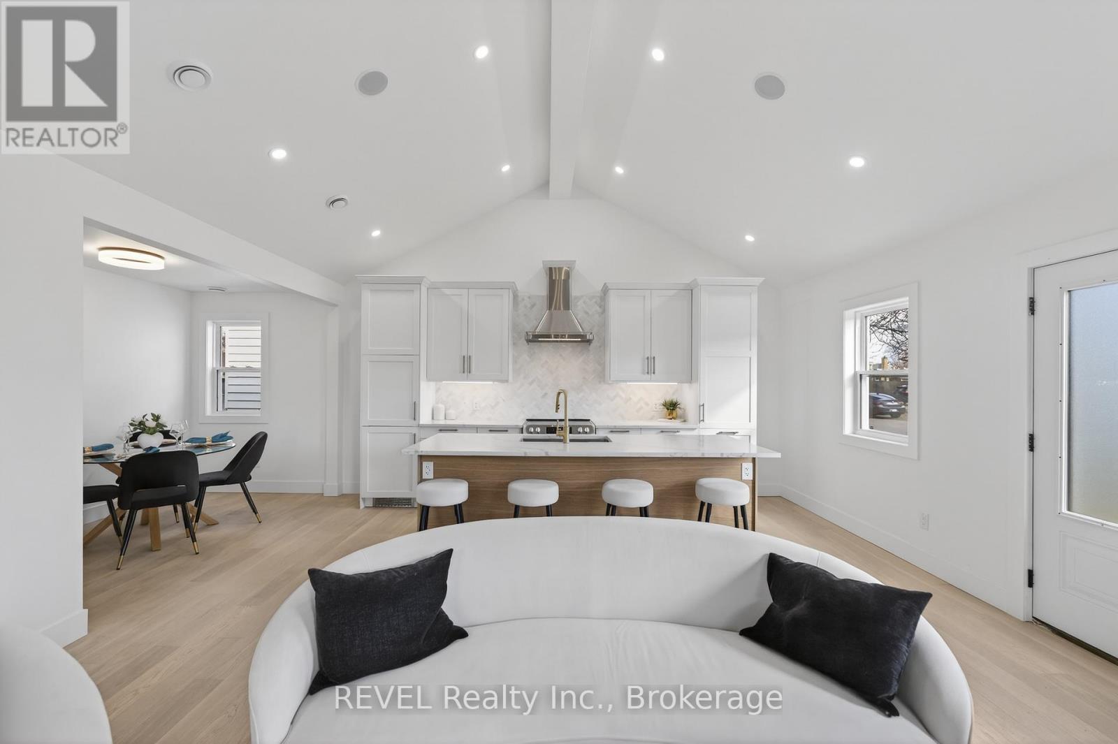 12 Bailey Street, St. Catharines, Ontario  L2S 1J4 - Photo 4 - X12917730