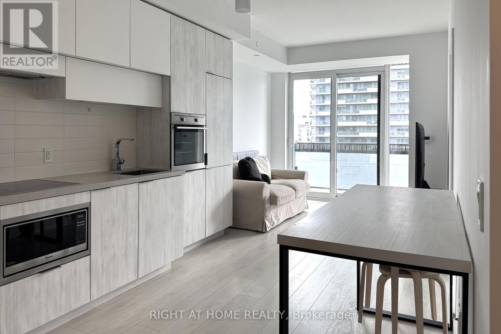 901 - 8 EGLINTON AVENUE E, Toronto, Ontario