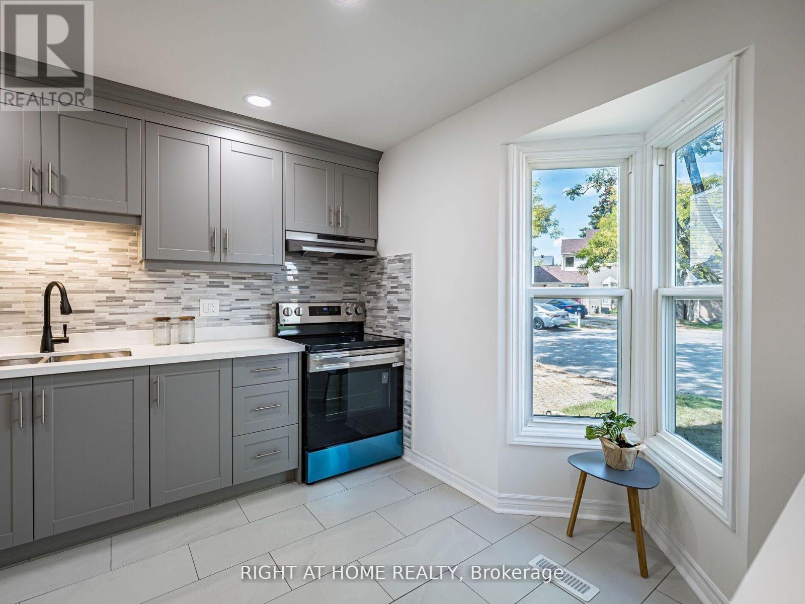 2 Giles Court, Toronto, Ontario  M9V 4C5 - Photo 10 - W12917766