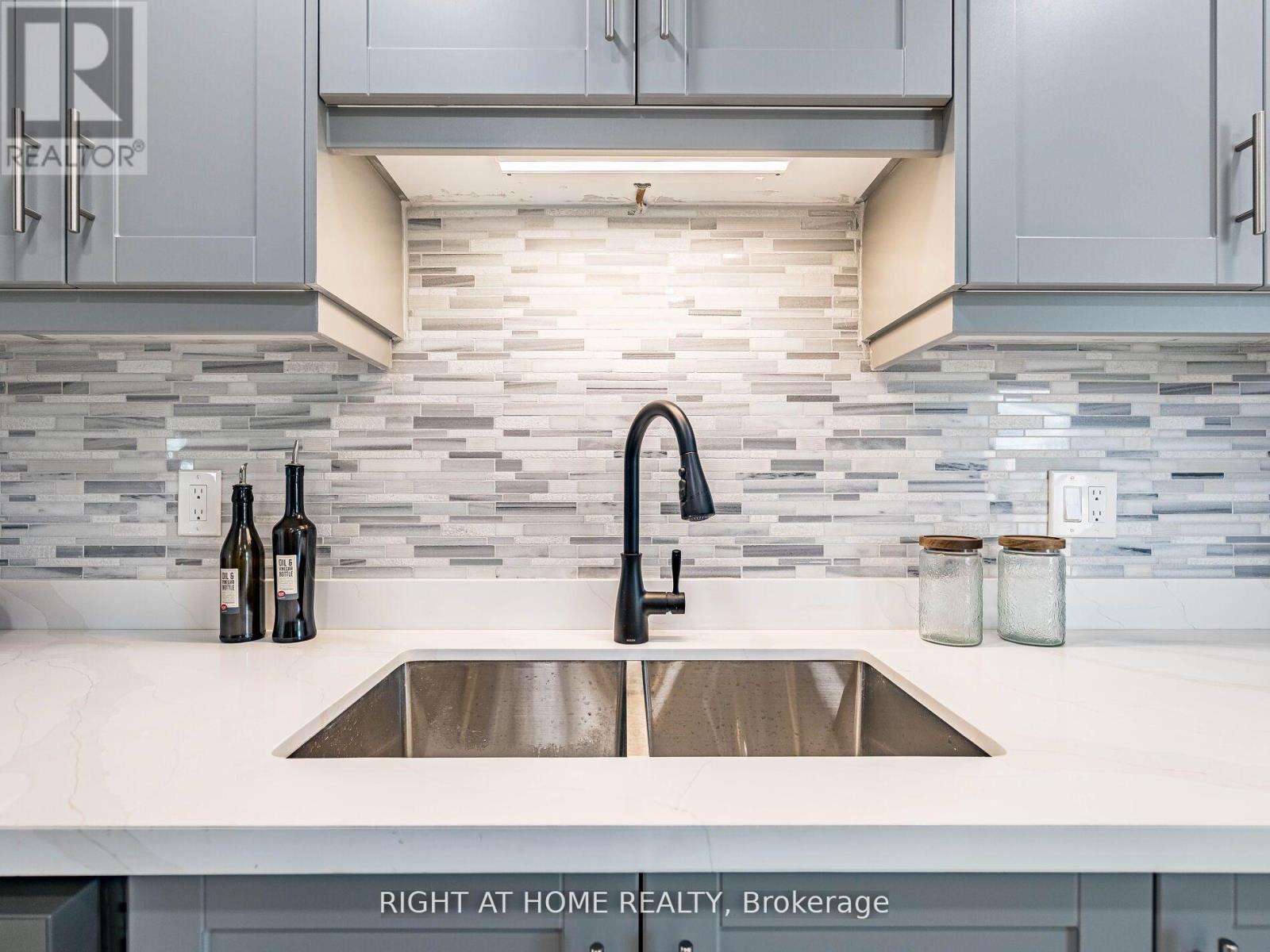 2 Giles Court, Toronto, Ontario  M9V 4C5 - Photo 14 - W12917766