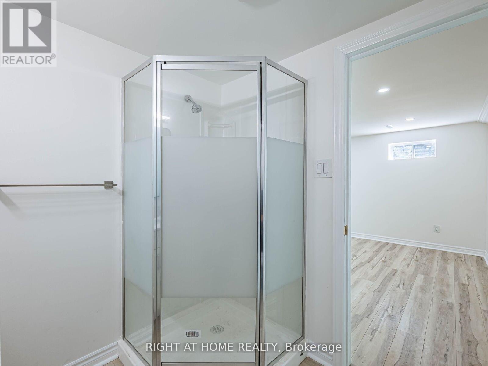 2 Giles Court, Toronto, Ontario  M9V 4C5 - Photo 29 - W12917766