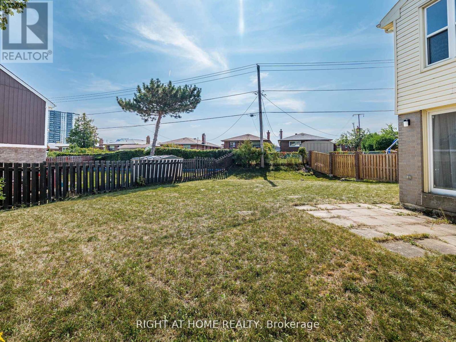 2 Giles Court, Toronto, Ontario  M9V 4C5 - Photo 31 - W12917766