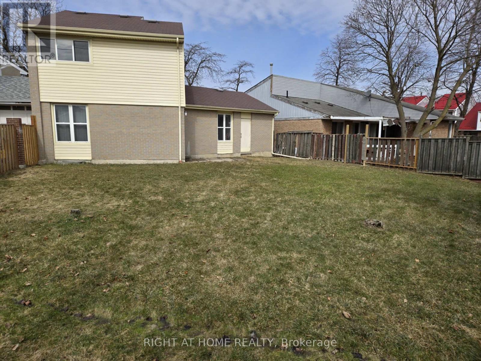 2 Giles Court, Toronto, Ontario  M9V 4C5 - Photo 32 - W12917766