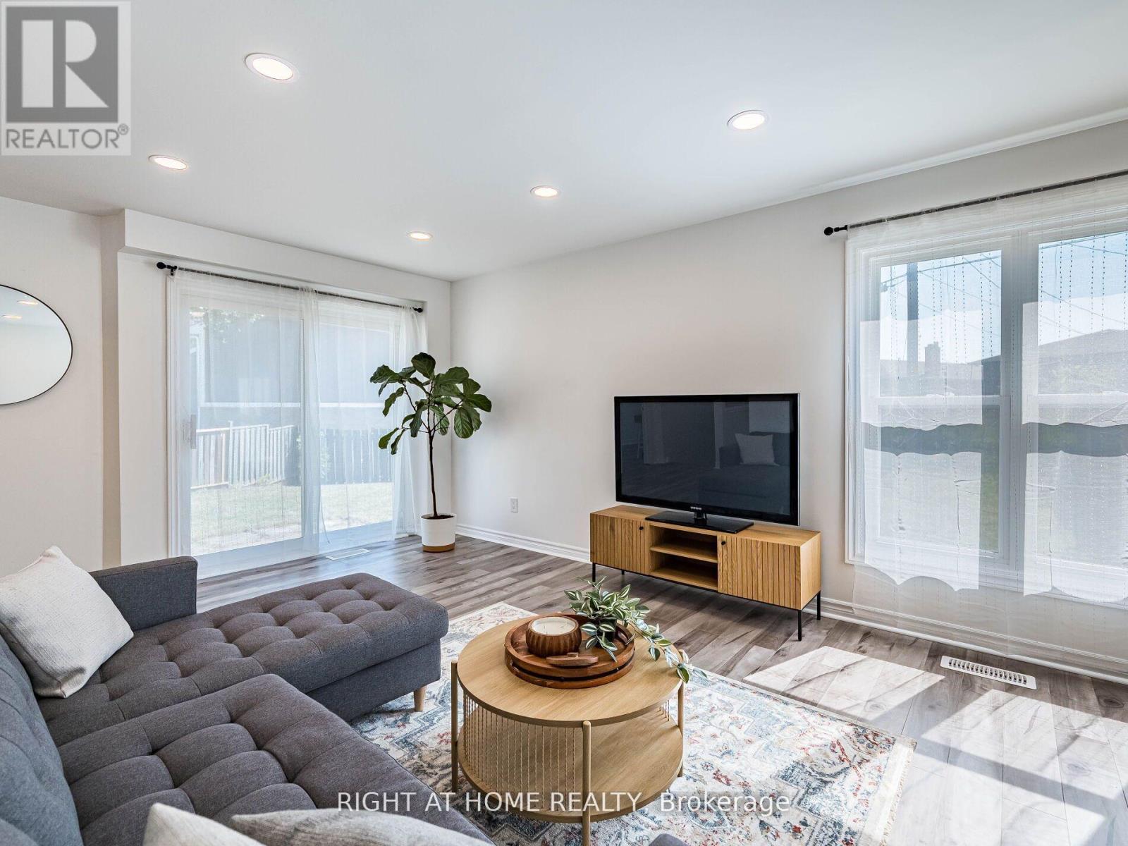 2 Giles Court, Toronto, Ontario  M9V 4C5 - Photo 4 - W12917766