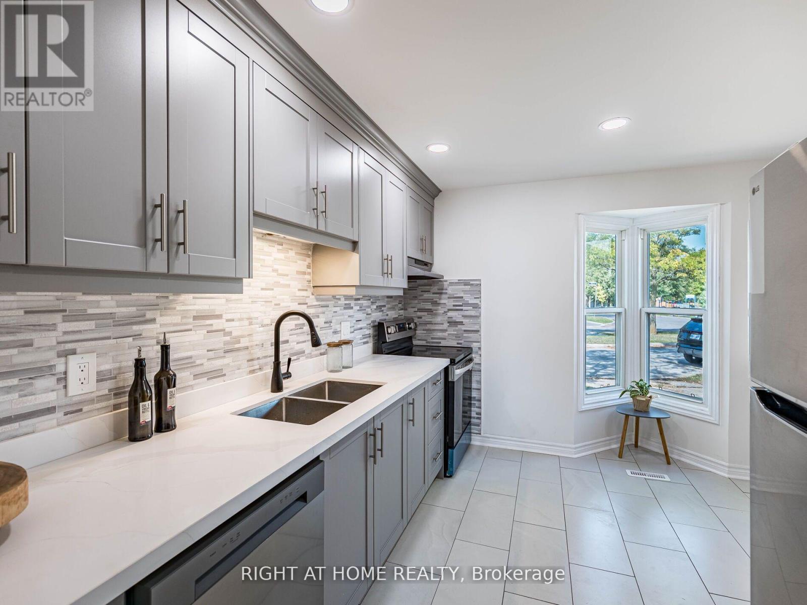 2 Giles Court, Toronto, Ontario  M9V 4C5 - Photo 9 - W12917766