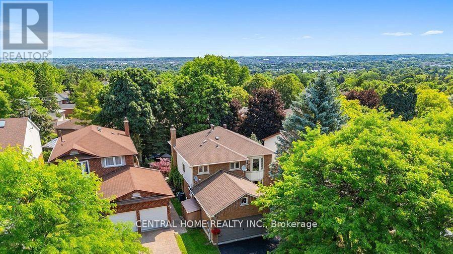 30 Moffat Crescent, Aurora, Ontario  L4G 4Z8 - Photo 2 - N12917500