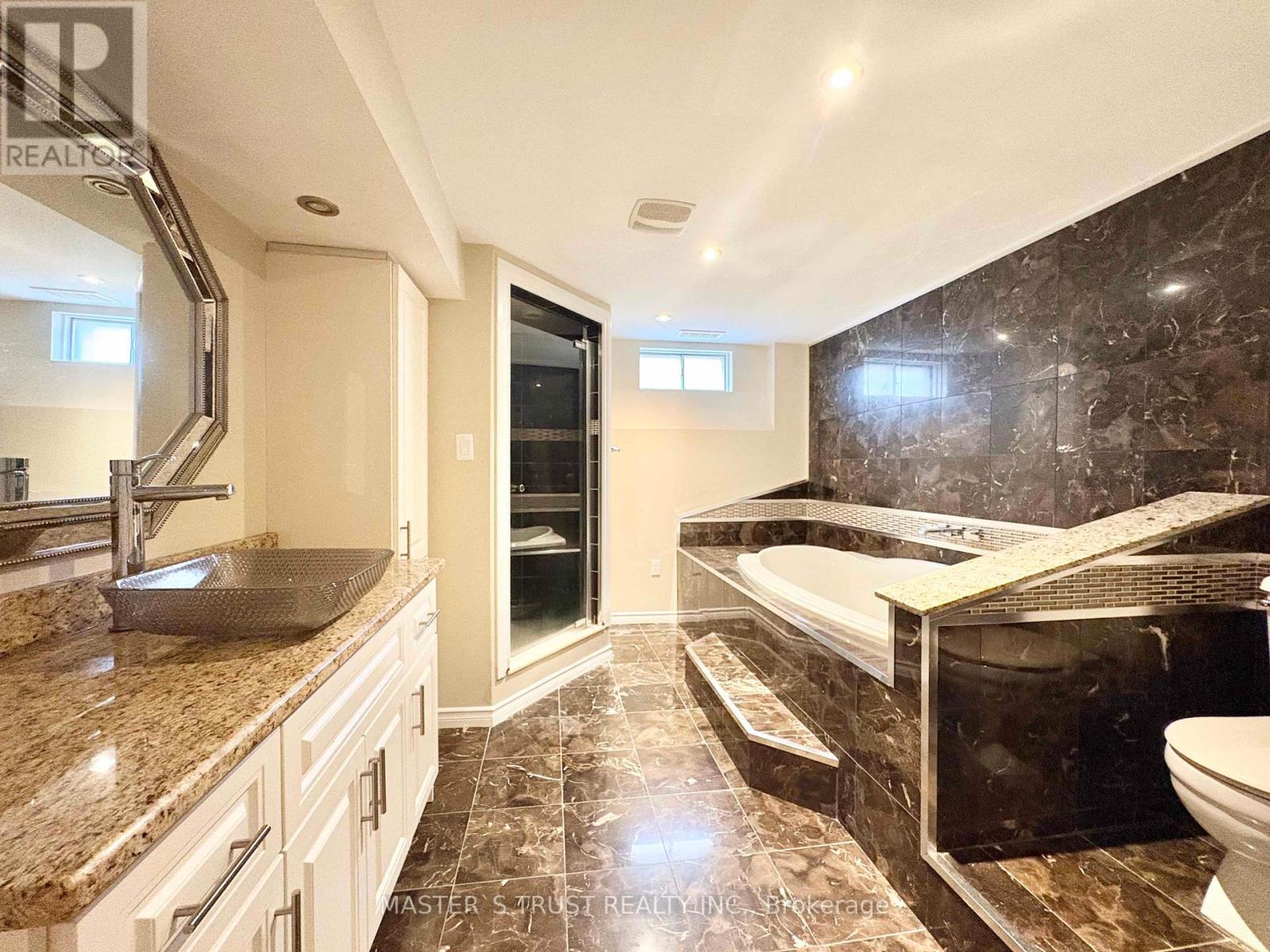 138 Huntingwood Avenue, Hamilton, Ontario  L9H 6X7 - Photo 13 - X12917750