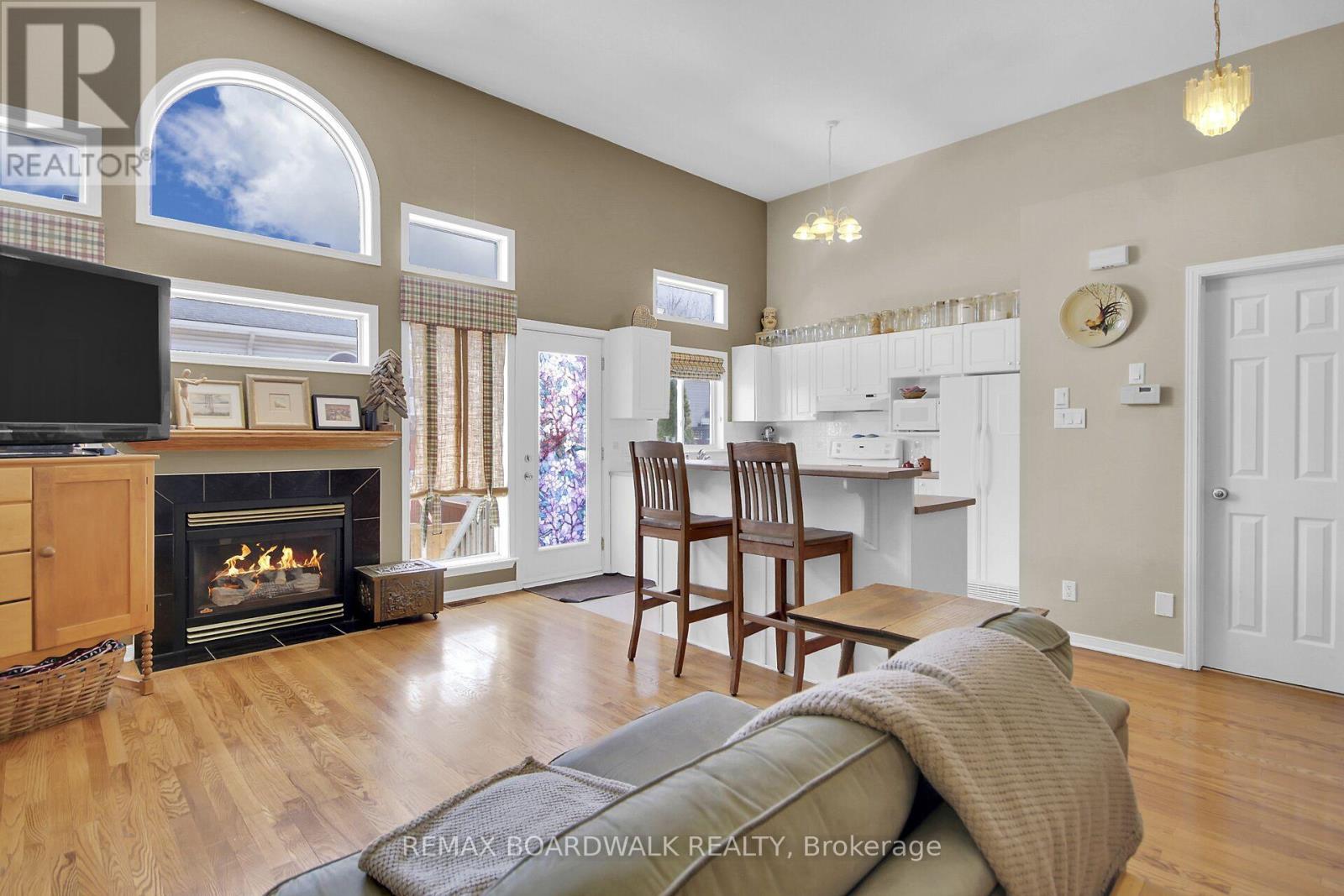 5 Maple Park Private, Ottawa, Ontario  K1T 4A6 - Photo 2 - X12917830