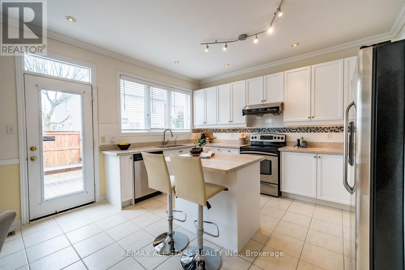 51 Waite Crescent, Whitchurch-Stouffville, Ontario  L4A 0B8 - Photo 11 - N12917794