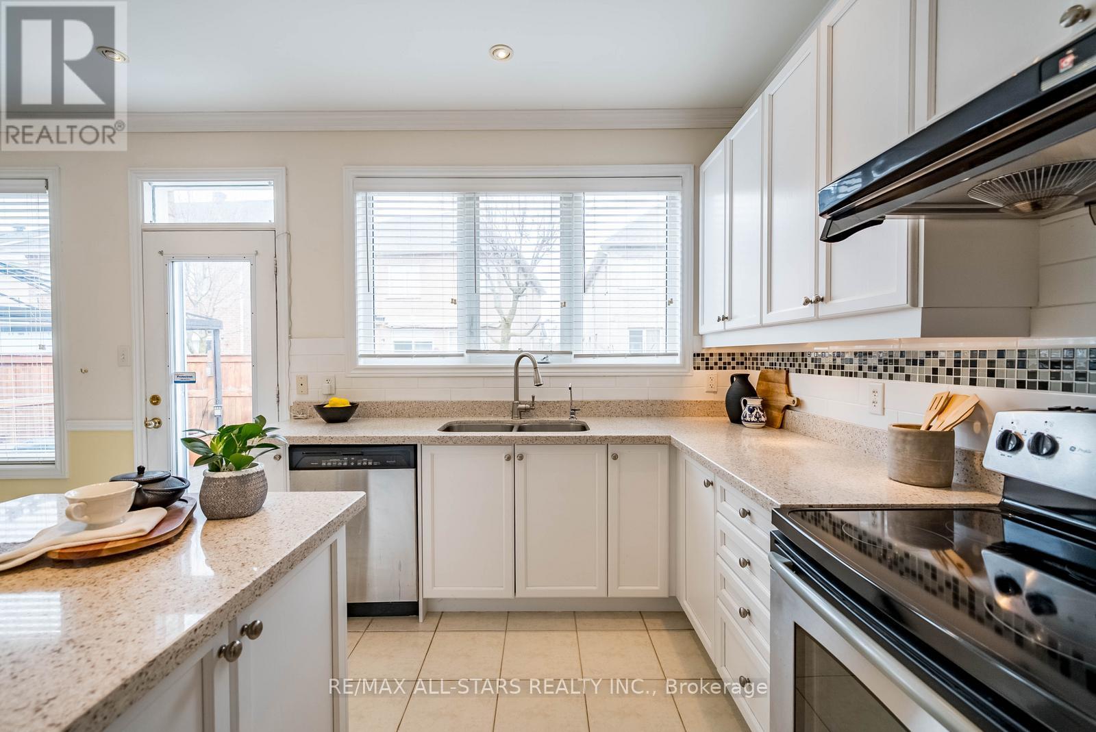 51 Waite Crescent, Whitchurch-Stouffville, Ontario  L4A 0B8 - Photo 15 - N12917794