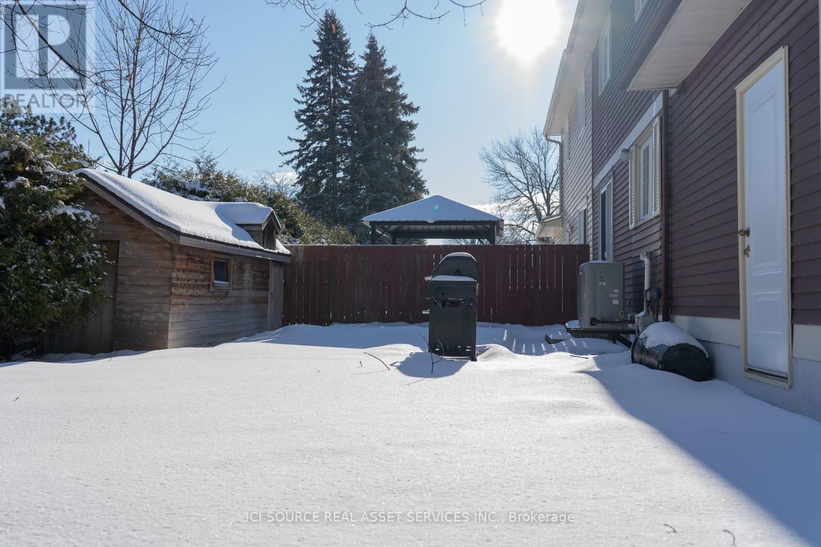 768 Vinette Crescent, Ottawa, Ontario  K1E 1W9 - Photo 3 - X12917816