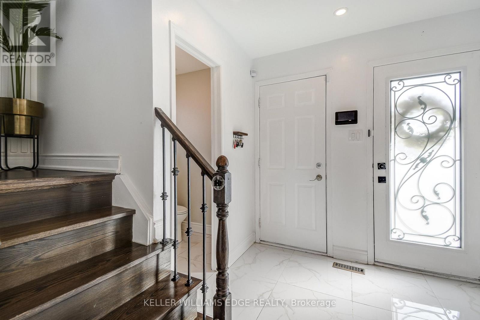 18 Desantis Court, Hamilton, Ontario  L8W 3A9 - Photo 3 - X12917836