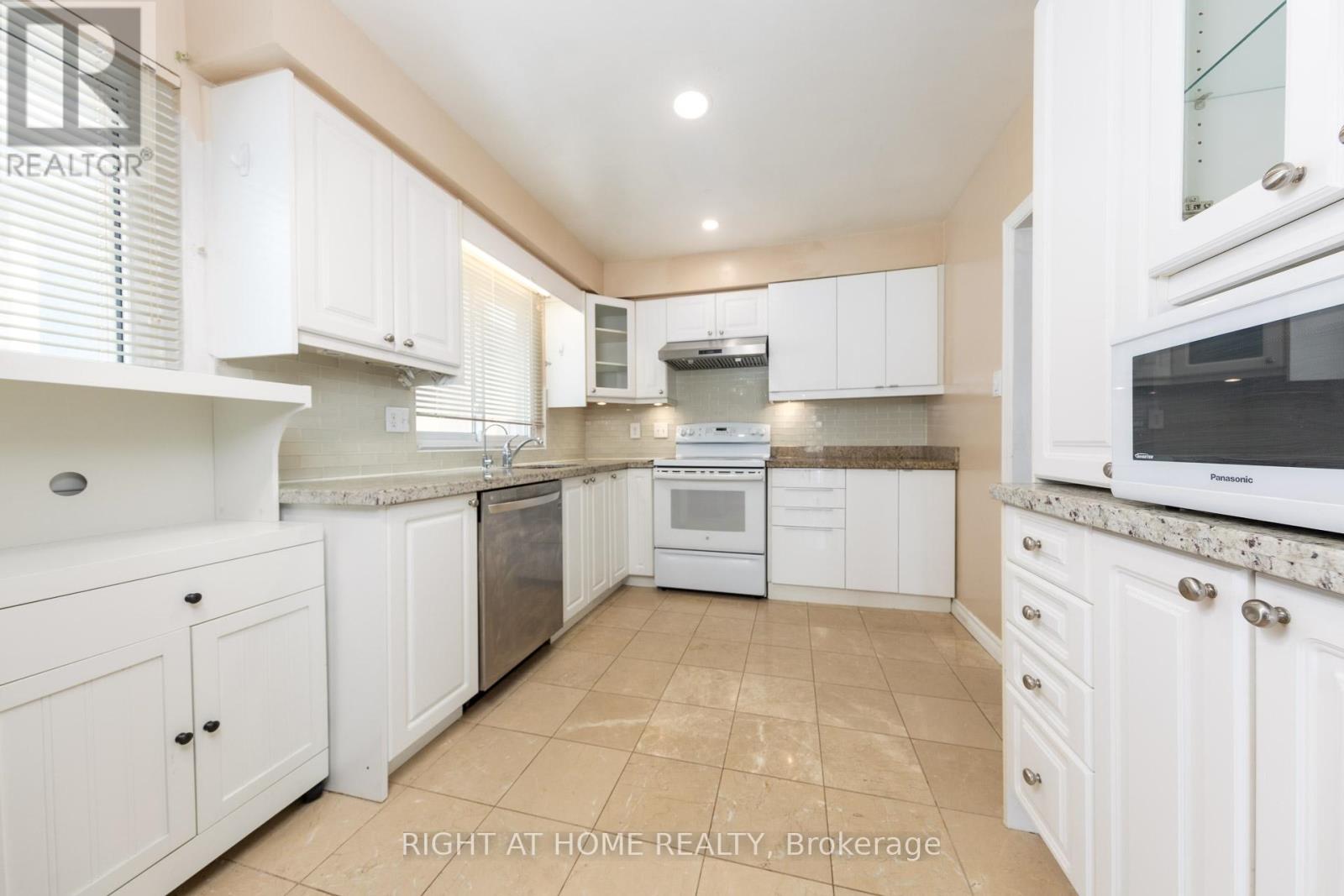 35 Hathway Drive, Toronto, Ontario  M1P 4L6 - Photo 4 - E12859426