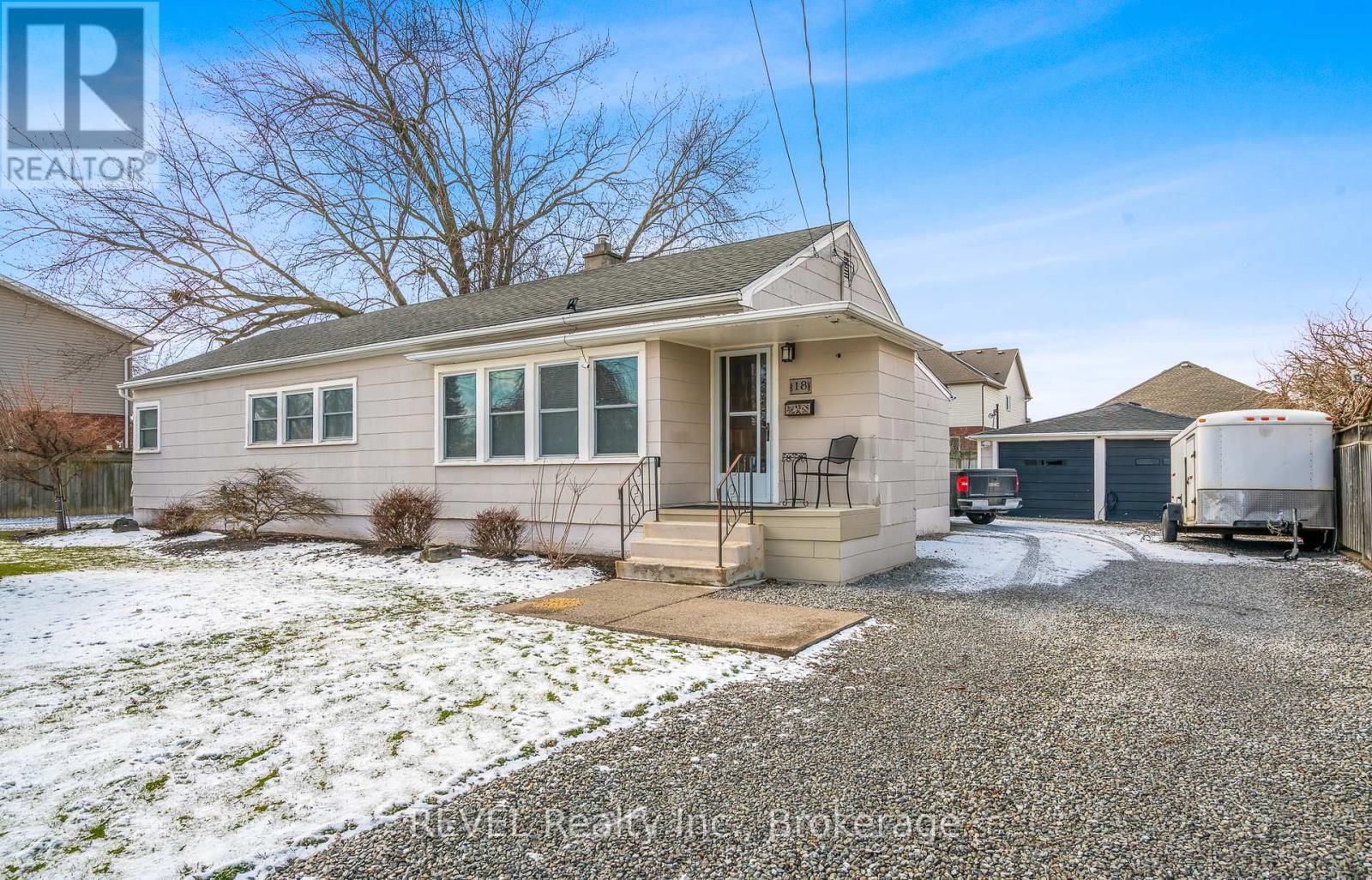 18 Valley Road, St. Catharines, Ontario  L2S 1Y6 - Photo 2 - X12906004