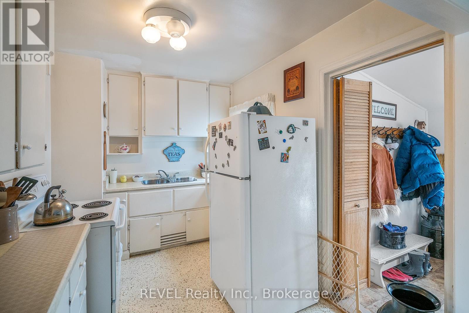 18 A,b,c,d Valley Road, St. Catharines, Ontario  L2S 1Y6 - Photo 13 - X12906030