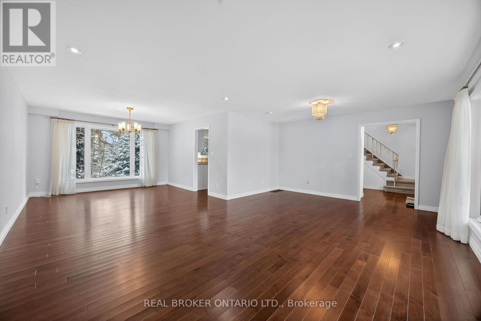 6 Farr Avenue, East Gwillimbury, Ontario  L0G 1V0 - Photo 3 - N12826402