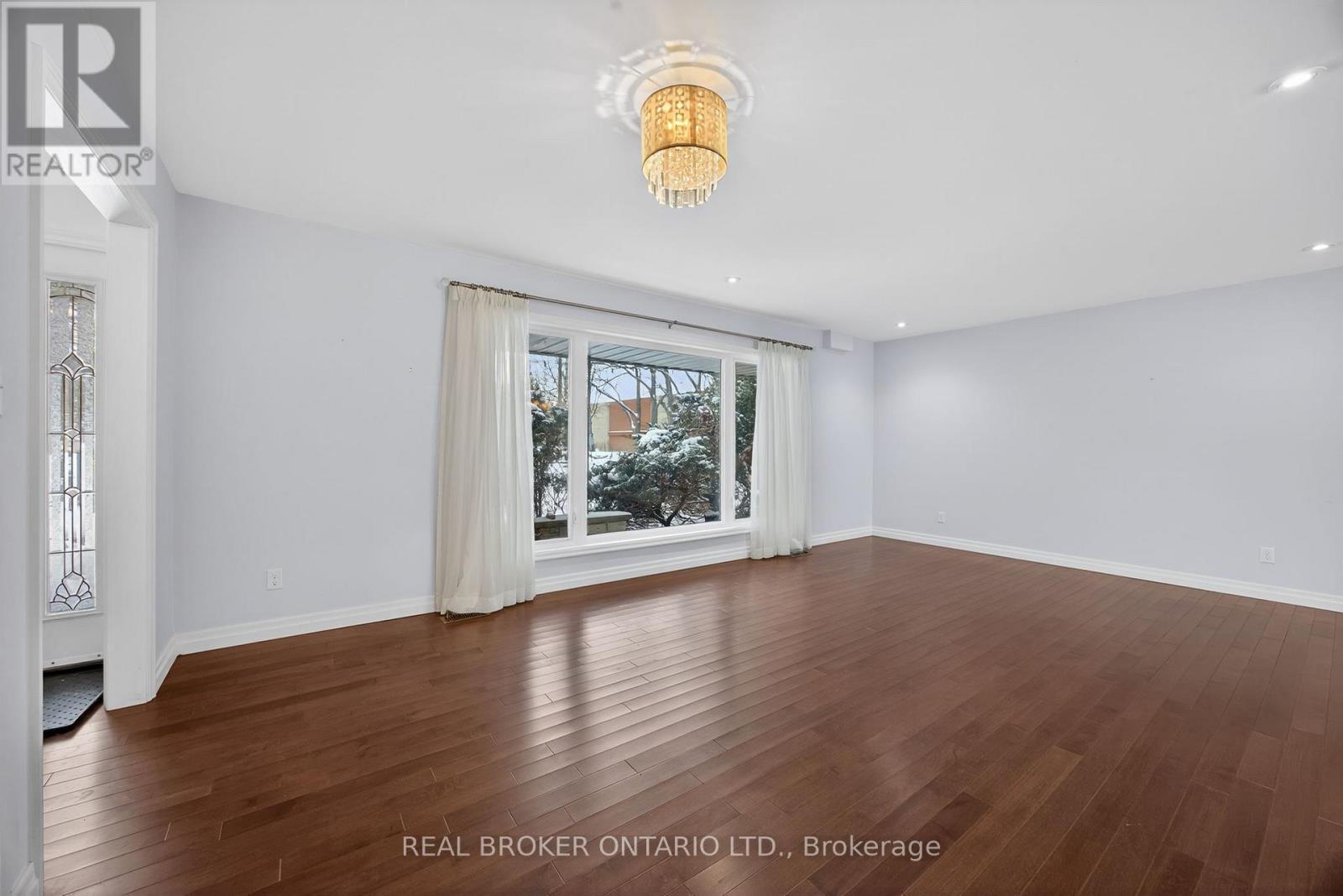 6 Farr Avenue, East Gwillimbury, Ontario  L0G 1V0 - Photo 4 - N12826402