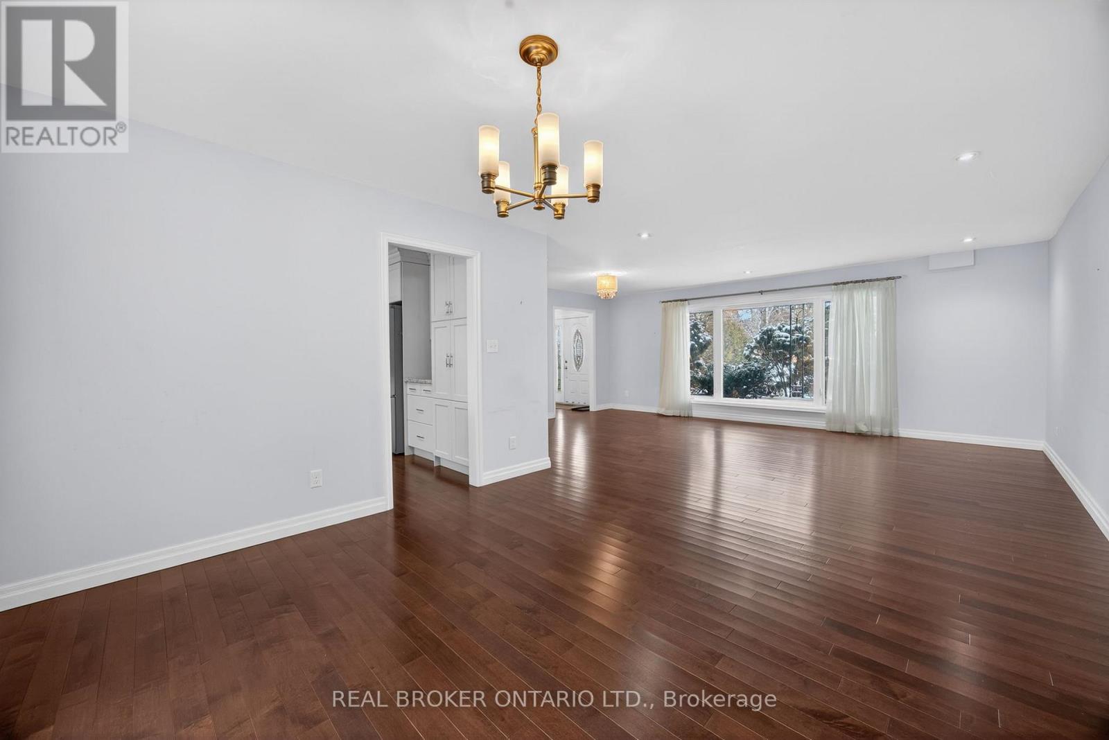 6 Farr Avenue, East Gwillimbury, Ontario  L0G 1V0 - Photo 5 - N12826402