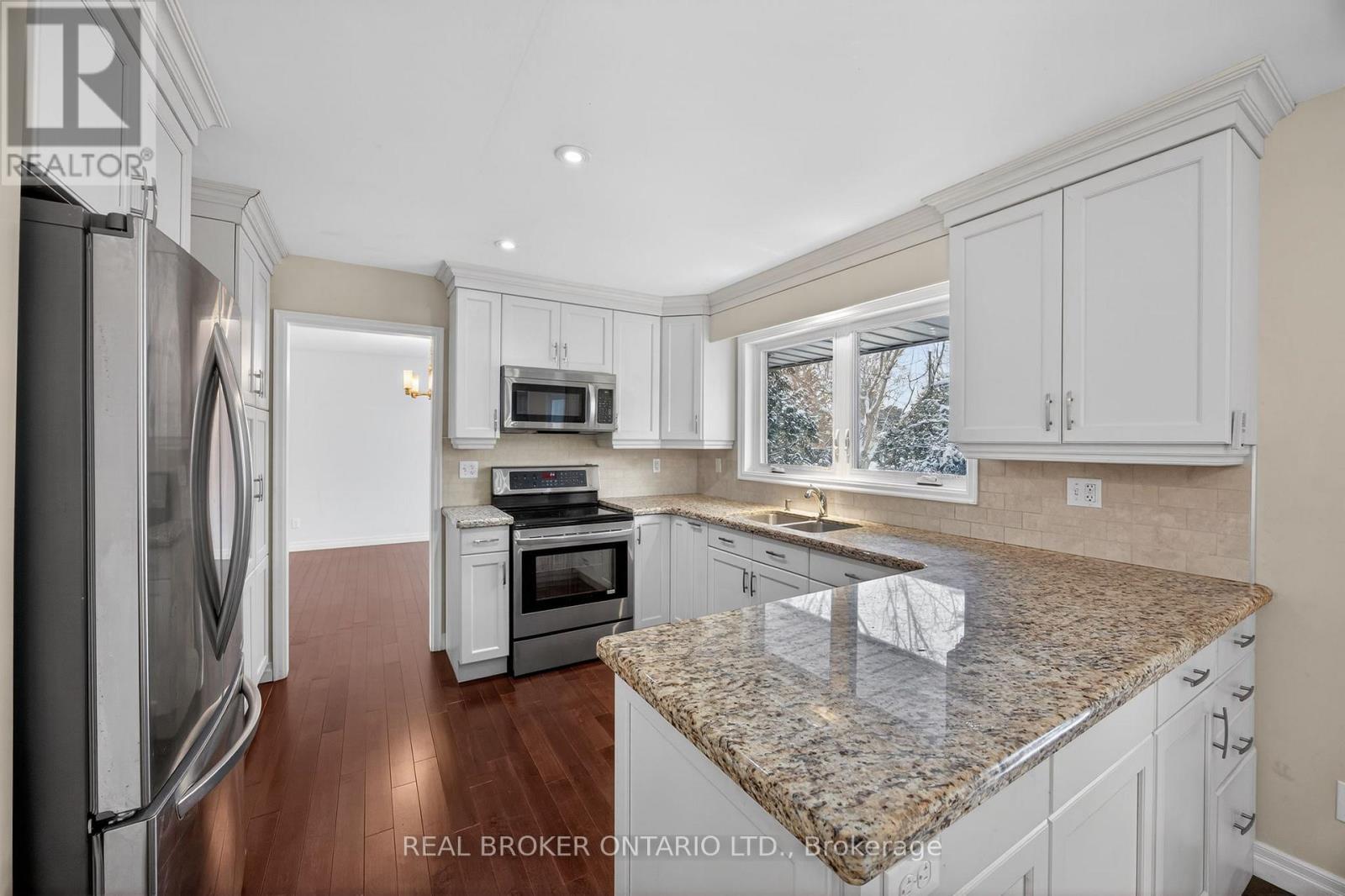 6 Farr Avenue, East Gwillimbury, Ontario  L0G 1V0 - Photo 7 - N12826402