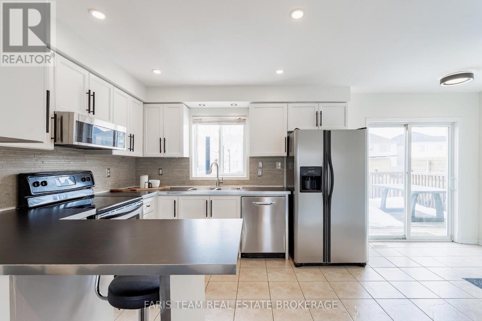 11 Lookout Street, Essa, Ontario  L3W 0C3 - Photo 3 - N12917956