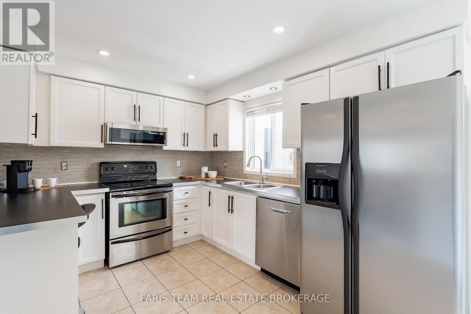 11 Lookout Street, Essa, Ontario  L3W 0C3 - Photo 4 - N12917956